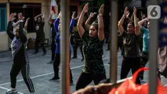 Sejumlah perempuan mengikuti senam bersama di sebuah lapangan kawasan Jakarta, Rabu (25/8/2021). Untuk menjaga tubuh tetap sehat dan imun yang terjaga di kala pandemi, warga melakukan senam rutin yang dipimpin instruktur seminggu sekali. (Liputan6.com/Johan Tallo)