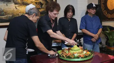 Grup band rock legendaris God Bless memotong tumpeng pada saat syukuran pembuatan album ke 7 di kawasan Panglima Polim, Jakarta, Kamis (30/6). (Liputan6.com/Herman Zakharia)