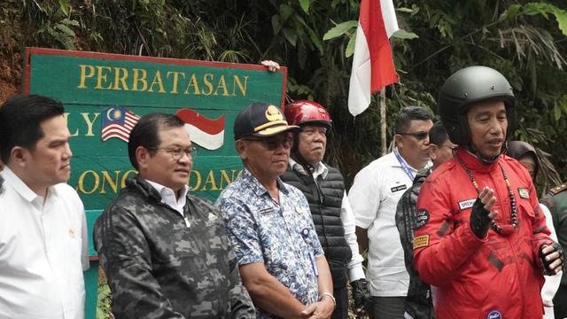 Presiden Jokowi menaiki motor menjajal jalan perbatasan trans-Kalimantan di Kecamatan Krayan, Kabupaten Nunukan, Provinsi Kalimantan Utara, Kamis (19/12/2019).  (foto: biro pers setpres)
