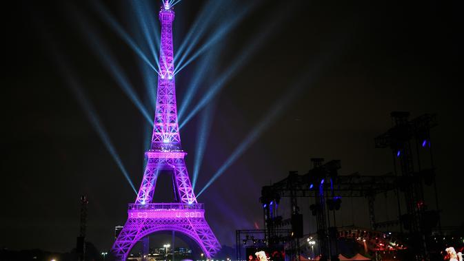 Menara Eiffel menampilkan cahaya warna pink sebagai tanda Bulan Kesadaran Kanker Payudara di Paris, Selasa (1/10/2019). Tiap tahunnya di bulan Oktober, ditetapkan sebagai bulan kewaspadaan kanker payudara. (Photo by STEPHANE DE SAKUTIN / AFP)
