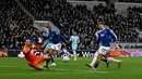 Gol pembuka Everton dilesatkan James Tarkowski pada menit ke-32. Kiernan Dewsbury-Hall kemudian menambah skor pada menit ke-60. (AFP/Paul Ellis)