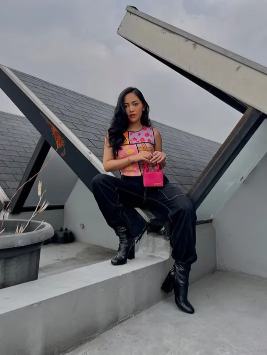 Rachel Vennya kerap memadukan pakaian warna-warna pastel yang terkesan mencolok dan kerap dihindari oleh banyak orang. Meski demikian, ia tetap dapat terlihat stylish. (Liputan6.com/IG/rachelvennya)