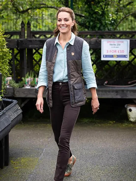 Menemani gaya kasualnya, Kate memilih sneakers canvas dari Superga dengan warna hijau army yang trendi. Dibanderol dengan harga kisaran Rp700,000 sepatu ini tentu bisa menjadi andalan setiap saat kala beraktivitas.