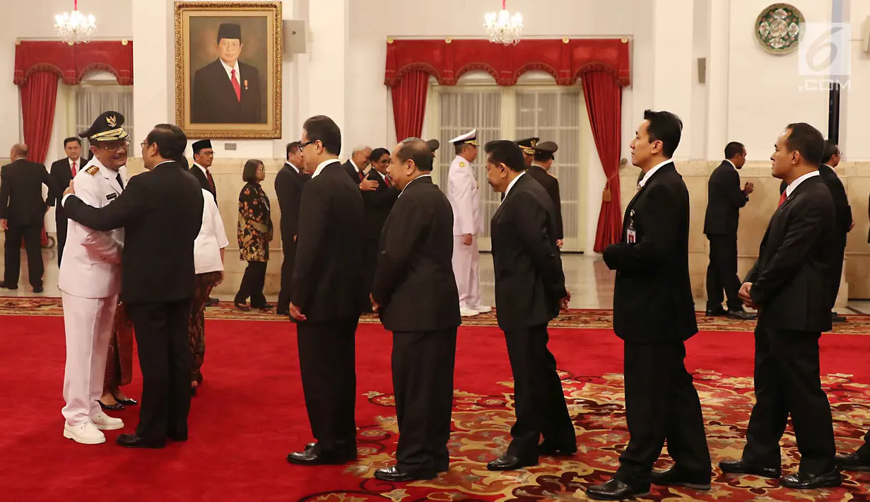 Sejumlah pejabat dan kepala tinggi negara memberi ucapan selamat kepada Gubernur DKI Jakarta Djarot Saiful Hidayat usai di lantik di Istana Negara, Jakarta, Kamis (15/6). Djarot dilantik untuk sisa periode 2012-2017. (Liputan6.com/Angga Yuniar)