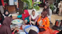 Wali Kota Semarang Hevearita G Rahayu ikut sibuk menyiapkan makanan di dapur umum untuk memenuhi logistik warga yang terdampak banjir. Foto: liputan6.com/felek wahyu.