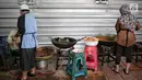 Juru masak membuat takjil untuk menu berbuka puasa di dapur umum Masjid Istiqlal, Jakarta, Selasa (7/5/2019). Selama bulan Ramadan, Masjid Istiqlal menyediakan 2.000 sampai 4.000 takjil dan nasi kotak bagi masyarakat yang berbuka puasa di masjid tersebut. (Liputan6.com/Faizal Fanani)