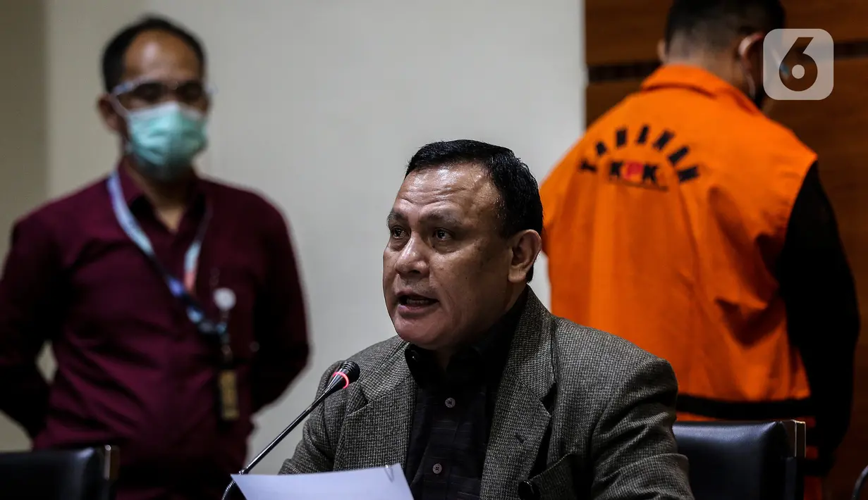 Ketua KPK Firli Bahuri menggelar konferensi pers terkait penahanan Menteri Sosial Juliari Batubara di Gedung KPK, Jakarta, Minggu (6/12/2020). Juliari Batubara menyerahkan diri ke penyidik KPK pada Minggu dini hari usai Operasi Tangkap Tangan (OTT) pejabat Kemensos. (Liputan6.com/Johan Tallo)