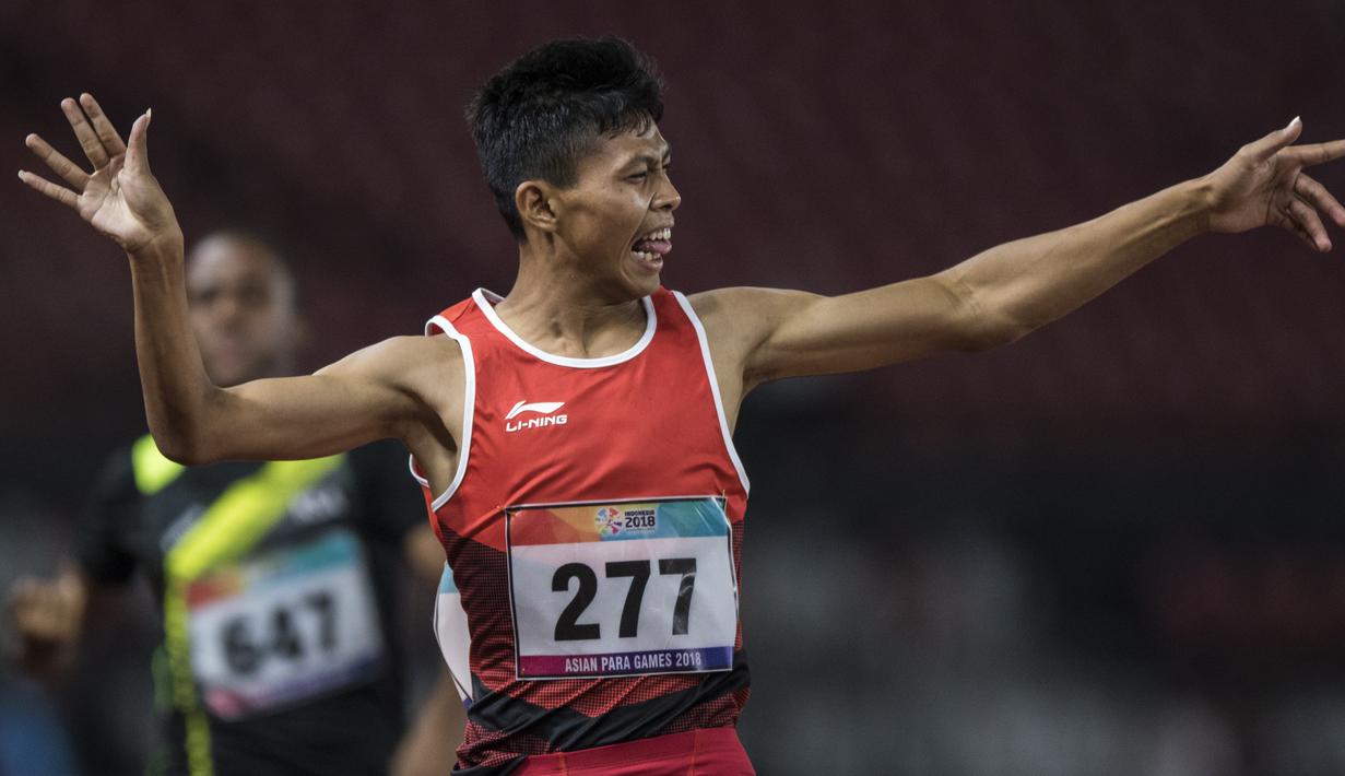 Pelari Indonesia, Sapto Yogo Purnomo, memacu kecepatan saat tampil pada cabang atletik nomor lari 200 meter T 37 Asian Para Games di SUGBK, Jakarta, Senin (8/10/2018). (Bola.com/Vitalis Yogi Trisna)