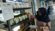 Petugas mendata sembako yang dijual di Halte Transjakarta Sawah Besar, Senin (29/5). PT Transjakarta telah melakukan penjualan sembako disebanyak 23 halte Transjakarta. (Liputan6.com/Gempur M Surya)