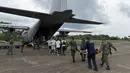 Kecelakaan ini menjadi yang terbaru dari serangkaian insiden pesawat mematikan di Kolombia dalam beberapa bulan terakhir. Tampak dalam foto yang dirilis oleh Angkatan Bersenjata Kolombia menunjukkan anggota Angkatan Udara Kolombia mengangkat orang-orang yang terluka di atas tandu untuk dimuat ke pesawat di Puerto Leguizamo, Kolombia, dekat perbatasan selatan dengan Ekuador, pada 23 Maret 2026. (Handout/Colombian Armed Forces/AFP)