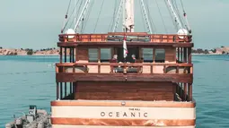 Kapal pinisi, The Maj Oceanic saat berlayar. Kapal pinisi ini terbagi dalam empat bagian, yakni golf deck, bridge deck, main deck berisi commodore suite dan area lounge and bar, serta lower deck yang memuat deluxe staterooms.  (dok. The Maj Oceanic)
