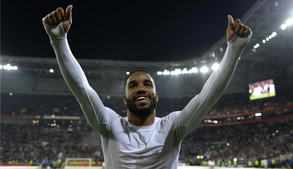 4. Alexandre Lacazette, menurut info Gianluca Di Marzio, striker Lyon ini sedang melakukan pendekatan dengan West Ham. Guna memuluskan transfer pria 25 tahun ini The Hammers sudah menyiapkan dana 32 juta poundsterling. (AFP/Romain Lafabregue)