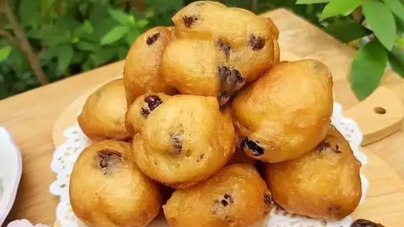 Resep oliebollen apel kismis. (dok. Cookpad @Vlia_3219177)