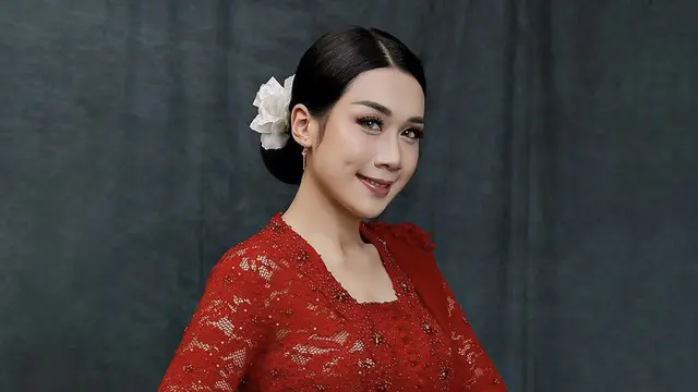 Ide Outfit Kebaya dari Puput Nastiti Devis, Istri Ahok