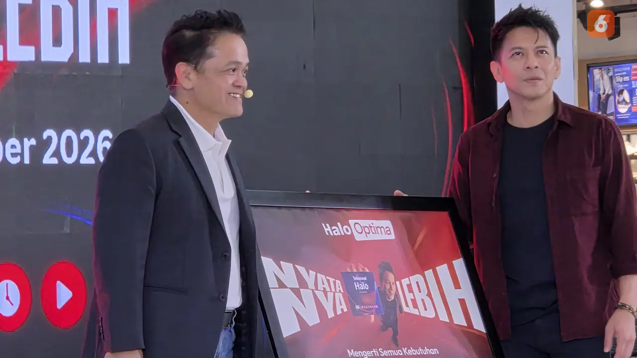 Direktur Marketing Telkomsel, Lionel Chng, bersama Ariel Noah dalam acara peluncuran Halo Optima. Credit: Liputan6.com/Iskandar