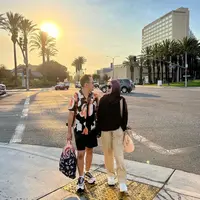 Artis Zaskia Adya Mecca tengah bertandang ke Amerika Serikat bersama sang suami tercinta, Hanung Bramantyo untuk memenuhi undangan dari Disney Expo. Momen ini juga sekaligus menjadi momen honeymoon keduanya yang tertunda 12 tahun. (Instagram/hanungbramantyo).