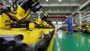 Pekerja mengangkut robot khusus di sebuah bengkel kerja di Zona Pengembangan Industri Teknologi Tinggi Tangshan, Provinsi Hebei, China (17/7/2020).  Zona Pengembangan Industri Teknologi Tinggi Tangshan telah membentuk industri robotik dengan 62 robot dan berbagai perusahaan terkait. (Xinhua/Mu Yu)
