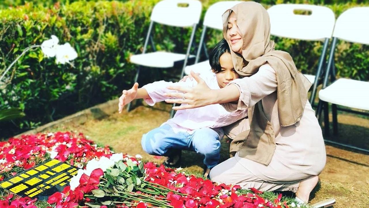 Beri Vitual Hug, Ini 6 Momen BCL dan Noah Ziarah ke Makam Ashraf Sinclair