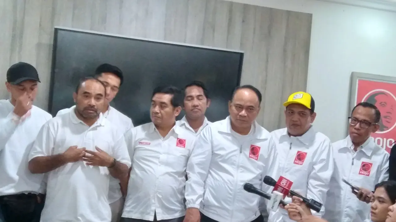 Relawan Pro Jokowi (Projo) menerima kedatangan Relawan Prabowo 08 di kantor DPP Projo, Pancoran, Jakarta, pada Kamis (6/7/2023).