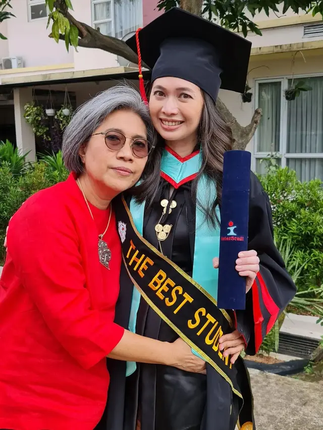 Verlita Evelyn ikuti wisuda S-2 di kampusnya (Foto: Instagram @ivan_saba)