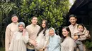 Potret tersebut, keluarga ini pun berlibur bersama. Tasya mengenakan baju hitam. Sedangkan ibu  mertua mengenakan atasan putih dan celana trainingnya. [@randibachtiar]
