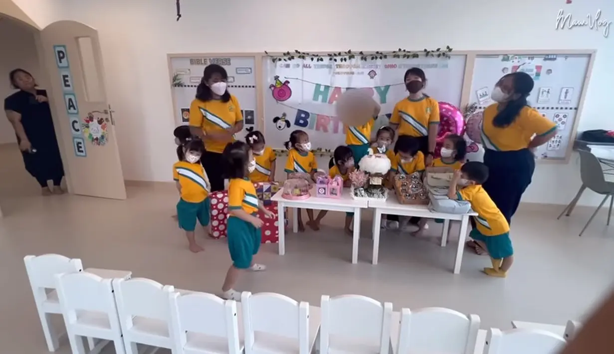 Sepulang sekolah, acara dilanjutkan dengan tiup lilin bersama teman-temannya di sekolah. Meski digelar secara sederhana, tapi berlangsung meriah. [Youtube/Mutia Ayu]