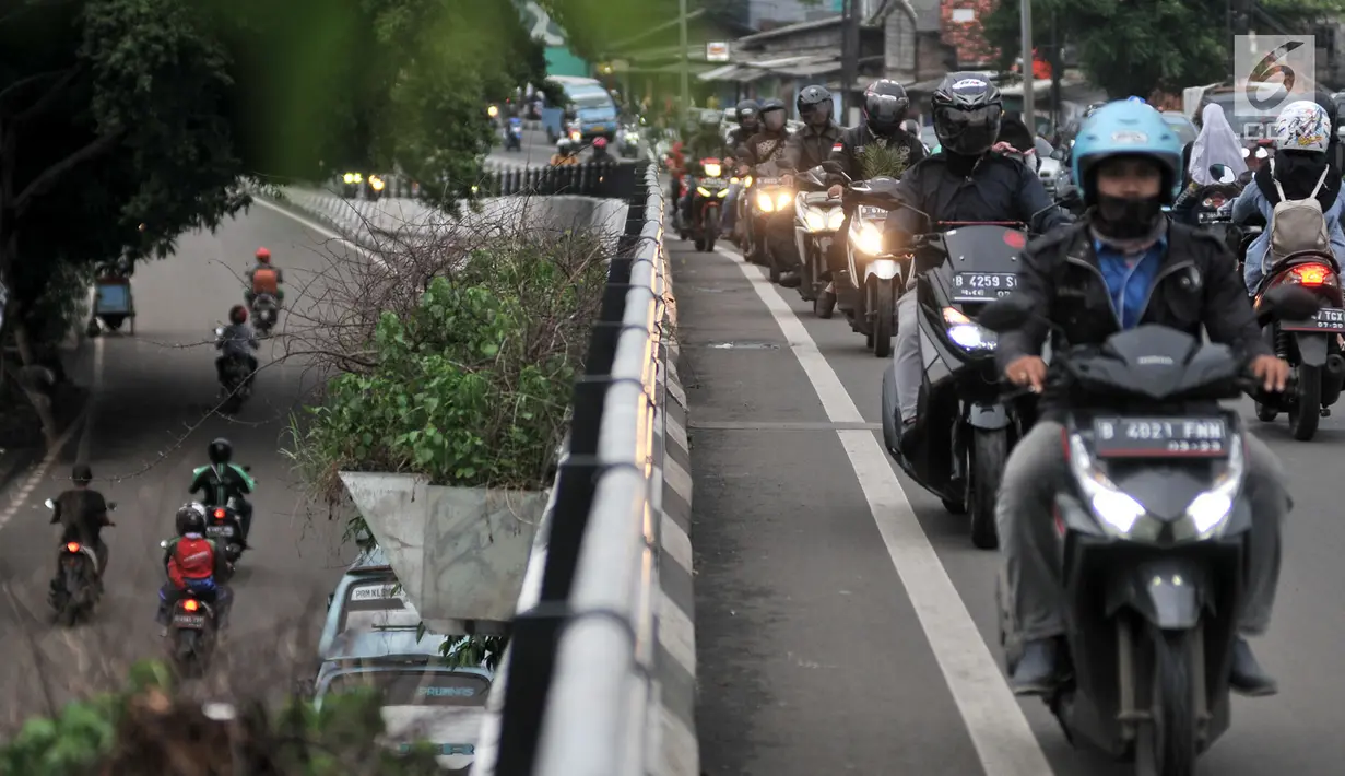 Pengendara sepeda motor melawan arah di jalan layang atau flyover Buaran, Jakarta, Kamis (29/11). Nekatnya pengendara motor tersebut dapat membahayakan keselamatan pengguna jalan lain sekaligus mengancam nyawa mereka sendiri. (Merdeka.com/Iqbal S Nugroho)