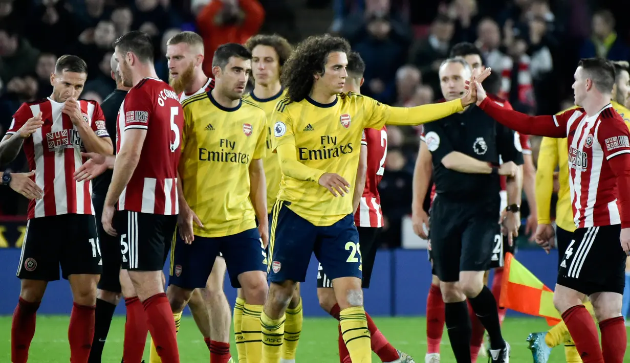 Para pemain Sheffield United dan Arsenal saling bersalaman usai bertanding pada pertandingan Liga Inggris di Bramall Lane, Sheffield, Inggris, Senin (21/10/2019).  Sheffield United menang1-0. (AP Photo/Rui Vieira)