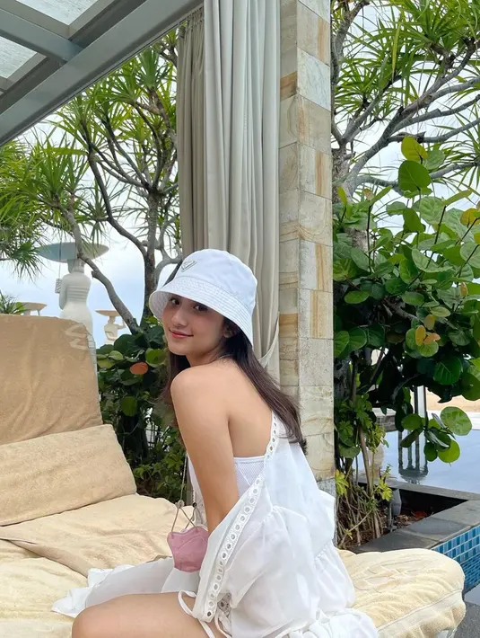 Angie Marcheria termasuk jajaran gamers yang menyita perhatian publik. Brand ambassador BTR ini selalu tampil menawan di berbagai momen. Gaya santainya dengan kenakan oufit putih dengan topi ini dipuji cantik oleh netizen. (Liputan6.com/IG/@angiemstwn)
