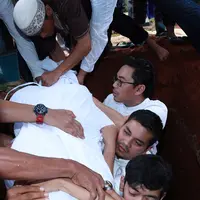 Ketika disinggung tentang firasat sang ayah, Indra Bekti menyatakan ada satu permintaan yang menurutnya aneh. Sebelum meninggal, ayahnya meminta agar ia dipakaikan pakaian ihram milik Indra. (Deki Prayoga/Bintang.com)