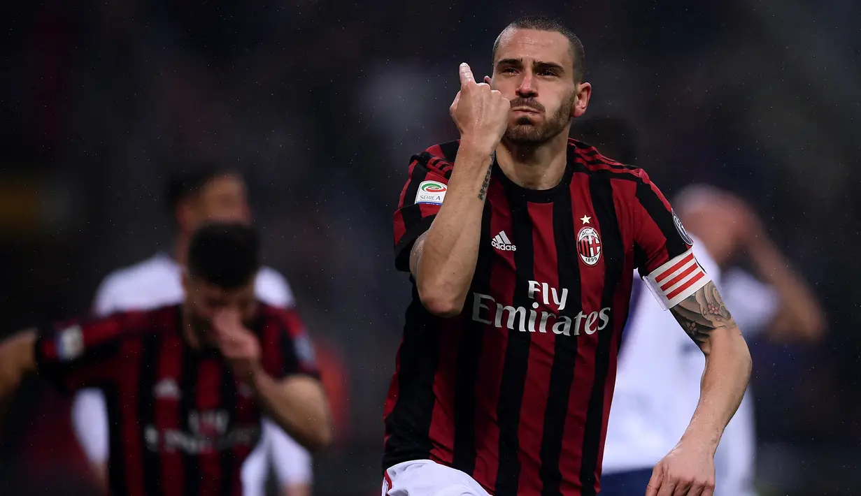 Leonardo Bonucci. Bek tengah Italia berusia 35 tahun yang sejak awal musim 2018/2019 kembali memperkuat Juventus ini tercatat menjadi salah satu pemain uzur dengan nilai transfer termahal hingga saat ini. Momen itu terjadi kala AC Milan merekrutnya dari Juventus senilai 42 juta euro atau kini setara Rp624 miliar pada awal musim 2017/2018 saat ia berusia 30 tahun. (AFP/Marco Bertorello)