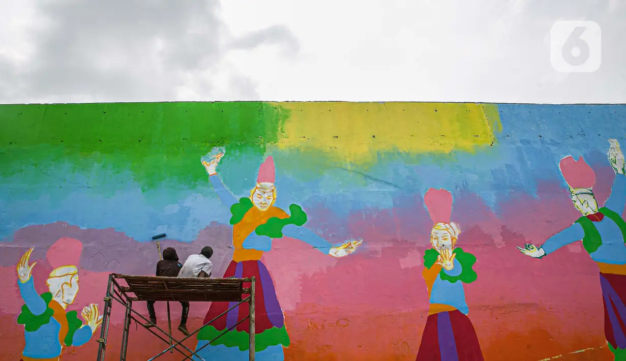 Pekerja menyelesaikan pembuatan mural di Flyover Gaplek, Tangerang Selatan, Rabu (10/3/2021). Dengan mengangkat budaya lokal, simbol-simbol Betawi digambar menggunakan 1.200 Liter cat beragam warna. dan mural ditargetkan rampung pada akhir Maret 2021. (Liputan6.com/Faizal Fanani)