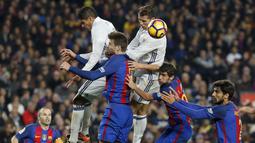 Pertemuan Real Madrid dan Barcelona yang bertajuk El Clasico selalu menarik perhatian seluruh dunia, laga ini berakhir imbang 1-1 saat Real Madrid bertandang ke Camp Nou stadium, Barcelona, (3/12/2016). (AFP/Pau Barrena)