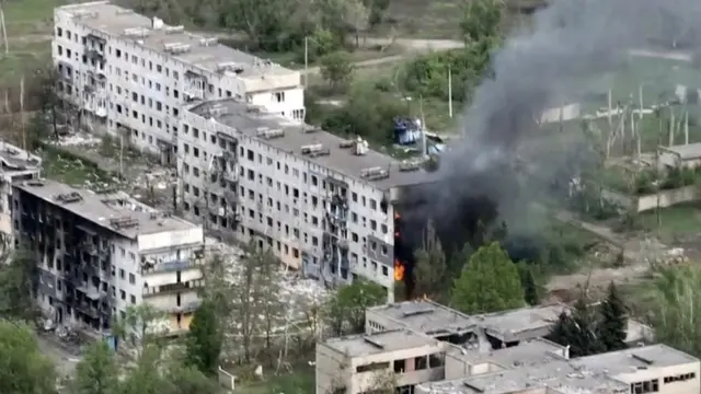 Rekaman dari pesawat nirawak yang diperoleh the AP memperlihatkan Desa Ocheretyne yang menjadi target serangan pasukan Rusia di Wilayah Donetsk, bagian timur Ukraina, Sabtu, 4 Mei 2024. (Kherson/Green via AP)