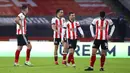 Para pemain Sheffield United tertunduk lesu usai ditaklukkan Leicester City pada laga Liga Inggris di Stadion Brammall Lane, Minggu (6/12/2020). Leicester City menang dengan skor 2-1. (Nick Potts, Pool via AP)
