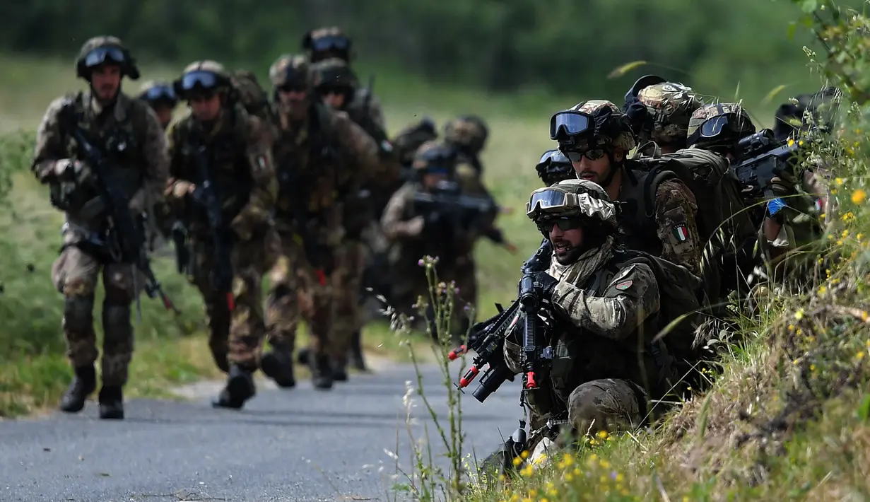 Sejumlah tentara Italia saat mengambil bagian dalam latihan militer di sebuah kamp pelatihan di Tarquinia, dekat Roma, (21/5).  (AFP Photo/Tiziana Fabi)