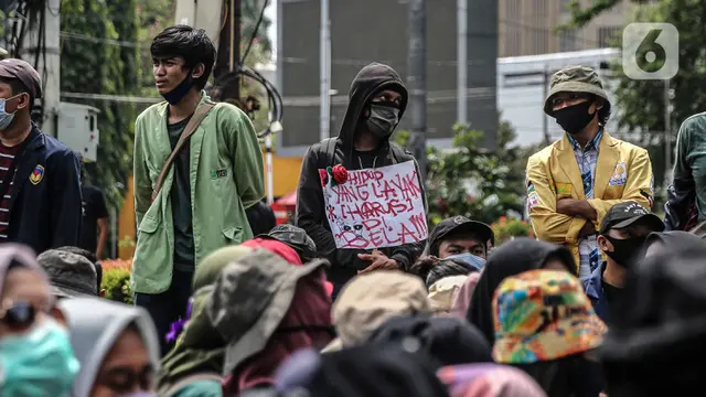 FOTO: BEM SI Mulai Berunjuk Rasa di Patung Kuda Jakarta