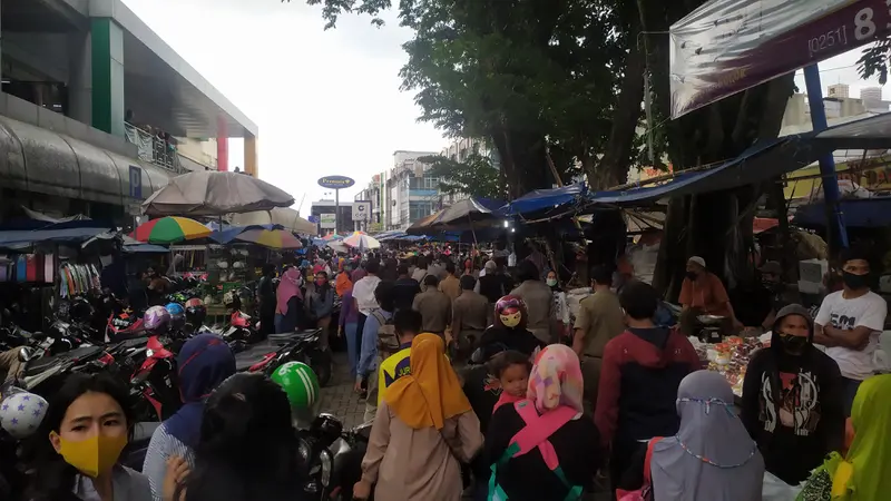 Warga Bogor memadati Pasar Anyar untuk membeli kebutuhan lebaran