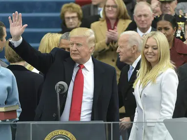 Presiden AS ke-45, Donald Trump menyampaikan pidato pertamanya usai dilantik menjadi presiden di Capitol Hill, Washington DC, AS, Jumat (20/1). Dikabarkan, Trump sendiri yang menulis dan menyusun pidato pelantikannya. (AFP Photo)