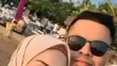 Foto kebersamaan Irish Bella dan Haldy Sabri saat bulan madu ini terlihat romantis. Mereka tengah menyaksikan indahnya alam sambil saling mengenal lebih dalam. (Liputan6.com/IG/@_irishbella_)