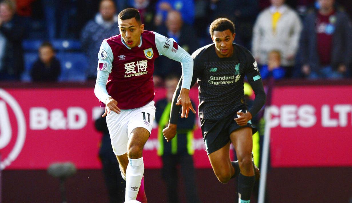 Bek Liverpool, Trent Alexander-Arnold, mengejar pemain Burnley, Dwight McNeil, pada laga Premier League 2019 di Stadion Turf Moor, Sabtu (31/8). Liverpool menang 3-0 atas Burnley. (AP/Anthony Devlin)