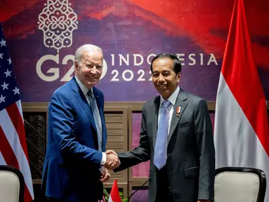 Presiden Joko Widodo bersalaman dengan Presiden Amerika Serikat (AS) Joe Biden saat mengadakan pertemuan bilateral di Nusa Dua, Bali (14/11/2022). Pertemuan digelar menjelang Konferensi Tingkat Tinggi (KTT) G20. (AFP/Saul Loeb)