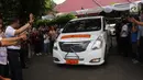 Mobil ambulans membawa jenazah Probosutedjo meninggalkan rumah duka menuju Bandara Halim Perdanakusuma, Jakarta, Senin (26/3). (Liputan6.com/Arya Manggala)