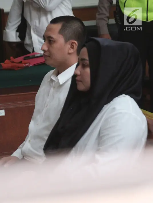 Bos First Travel, Andika Surachman dan Anniesa Hasibuan bersiap menjalani sidang vonis di Pengadilan Negeri Depok, Rabu (30/5).  Sebelumnya, Andika Surachman dan Anniesa Hasibuan dituntut 20 tahun penjara oleh JPU. (Liputan6.com/Herman Zakharia)