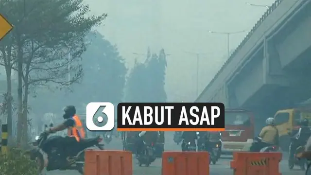 Kabut asap yang masih menyelimuti Kota Palembang mulai berdampak pada perekonomian warga. Sejumlah pedagang mengaku mulai sepi pembeli.