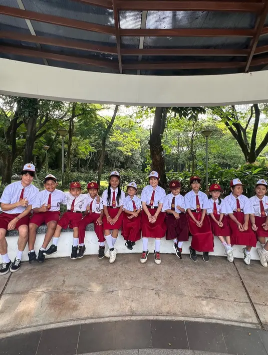 Prilly Latuconsina dan Dikta Wicaksono  mengenakan seragam SD dalam rangka proyek terbarunya. Keduanya terlihat dalam karya terbaru Umay Shahab yang bertajuk Cinta Dua Masa yang tayang di Vidio.com [Instagram/prillylatuconsina96]