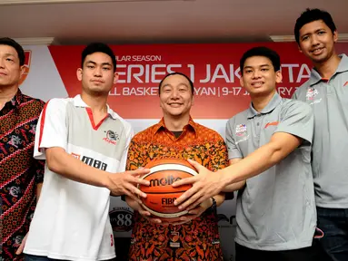 Komisioner IBL, Hasan Gozali (tengah) berpose bersama pemain dan pelatih yang akan berlaga di Indonesia Basketball League musim 2015-2016, Jakarta, Jumat (8/1/2016). Seri 1 IBL akan berlangsung pada 9-17 Januari 2016. (Liputan6.com/Helmi Fithriansyah) 