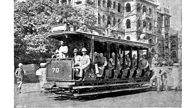 6 Potret Jadul Trem di India Tahun 1900-an, Kereta Kecil di Jalan Raya