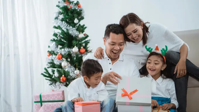 Keluarga Membuka Kado.