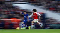 Gelandang Chelsea, Mason Mount, berebut bola dengan pemain Arsenal, Matteo Guendouzi, pada laga Premier League 2019 di Stadion Emirates, Minggu (29/12). Arsenal takluk 1-2 dari Chelsea. (AP/Ian Walton)